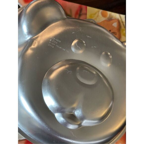 Vintage Wilton cake pan and year 2000 Cake decorating book - Picture 3 of 14